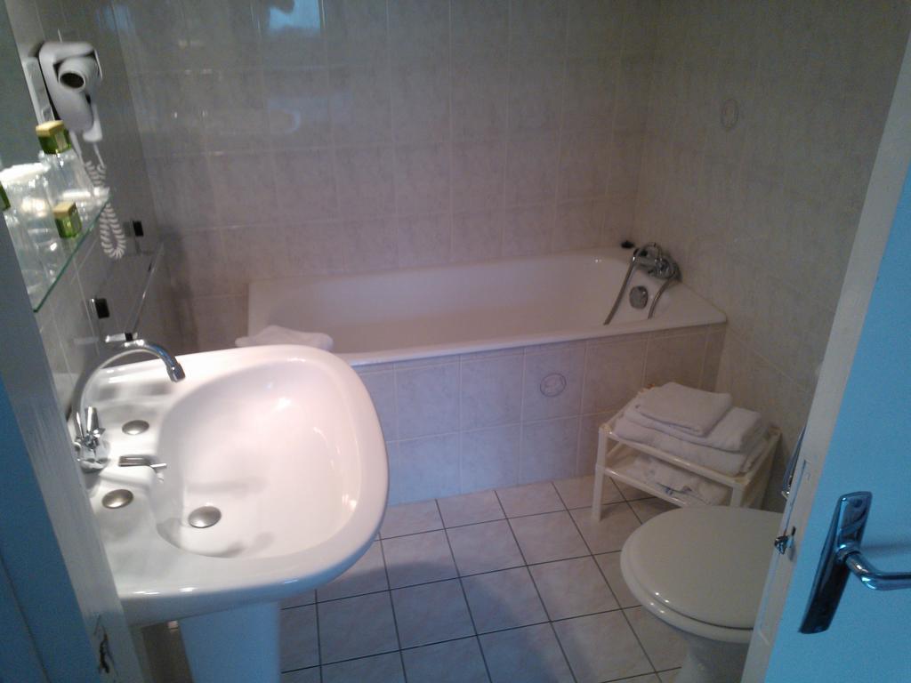 Logis Le Franco Belge Hotel Montherme Room photo