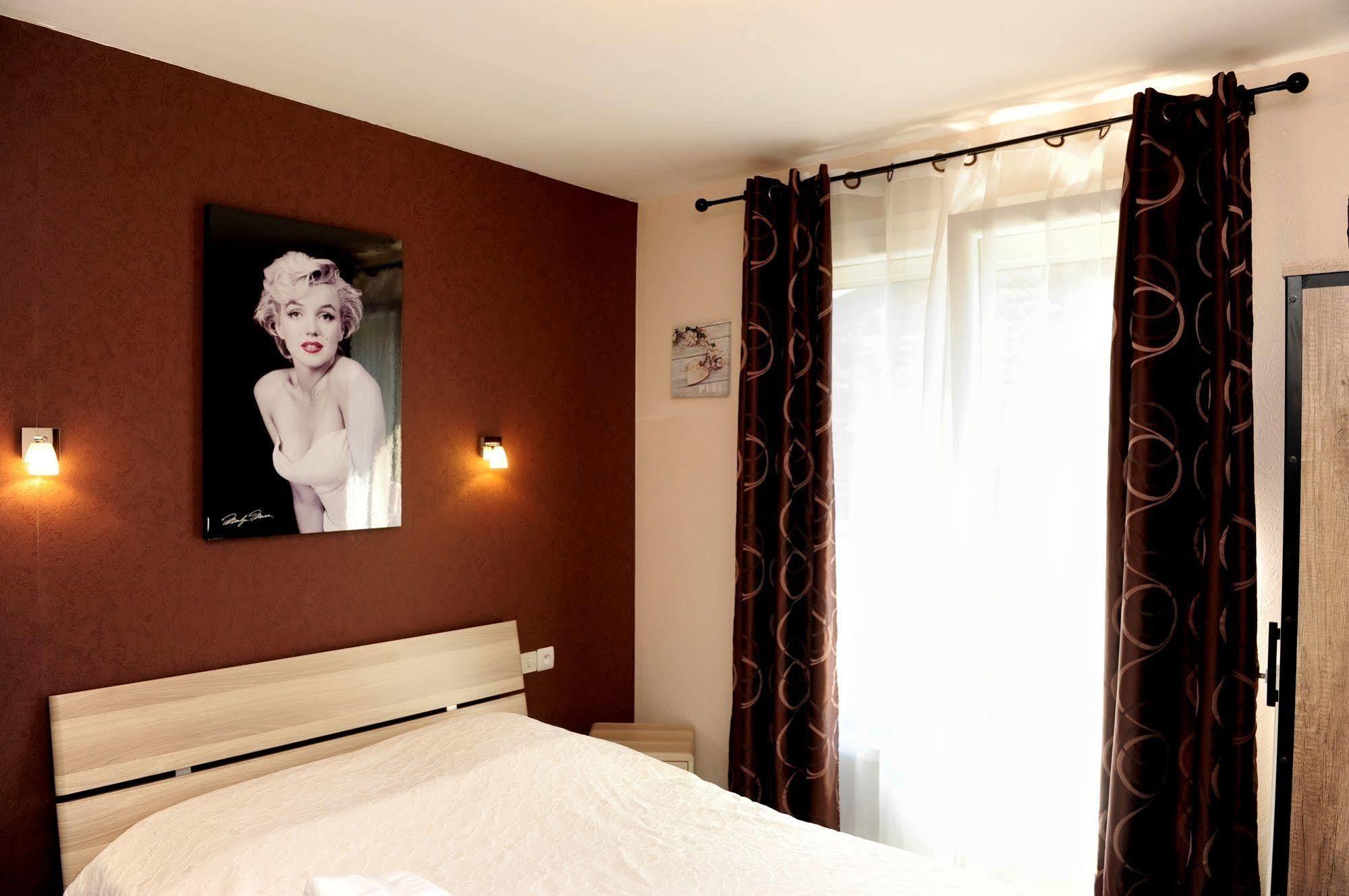 Logis Le Franco Belge Hotel Montherme Exterior photo